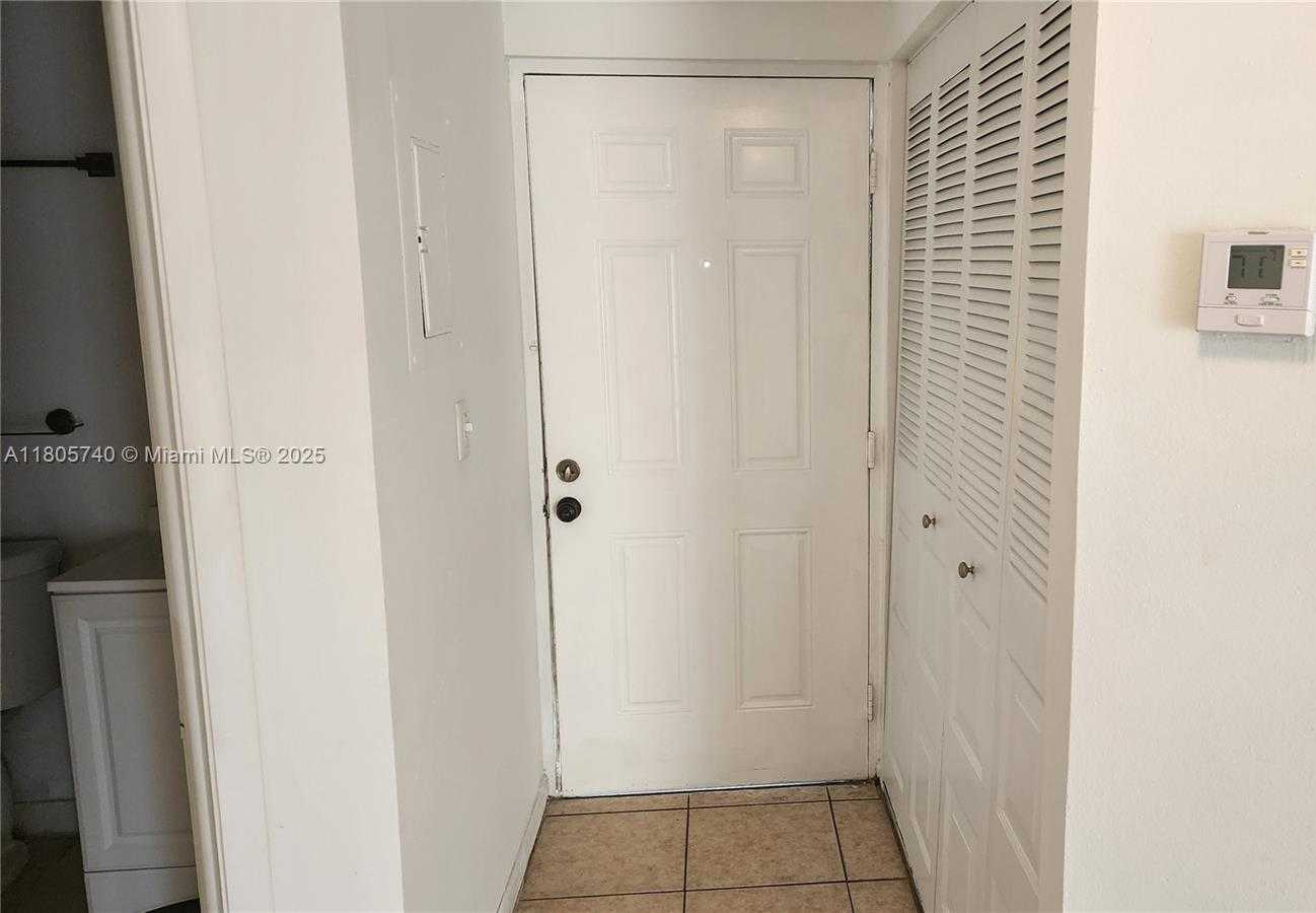 Small Image of 8290 LAKE DR #405, Doral Number 10