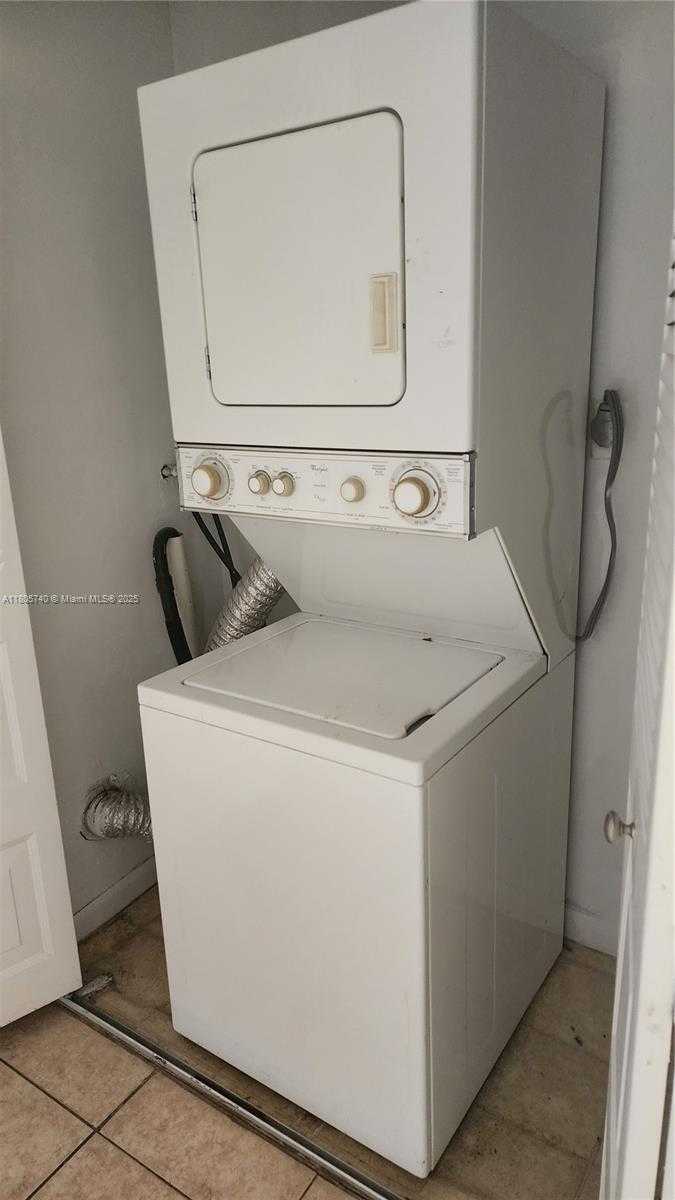 Small Image of 8290 LAKE DR #405, Doral Number 12