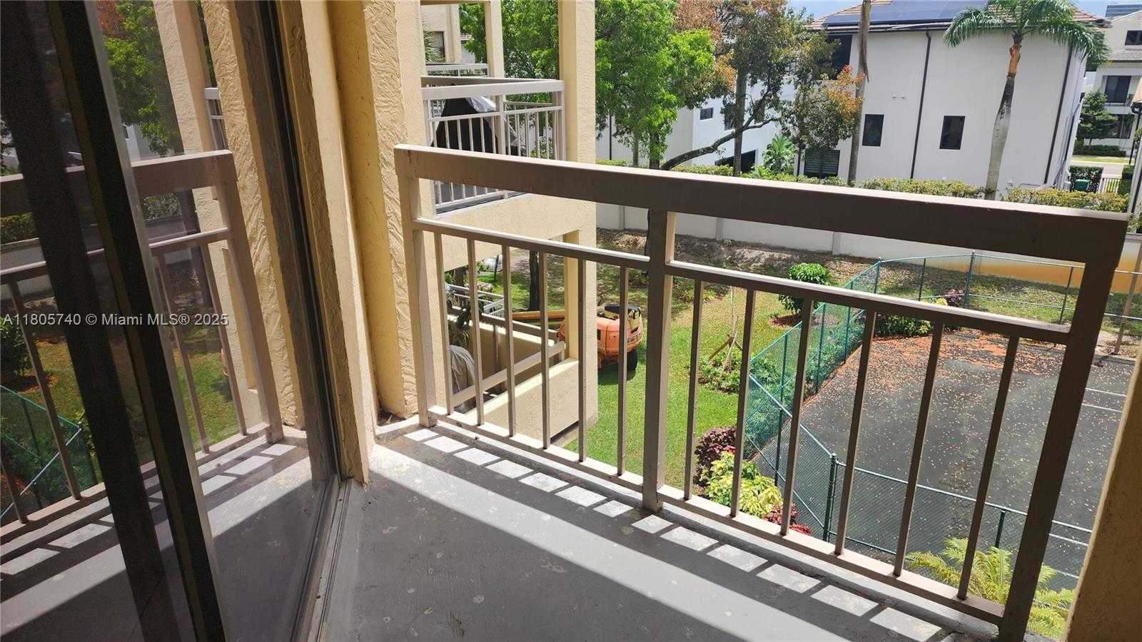 Small Image of 8290 LAKE DR #405, Doral Number 13