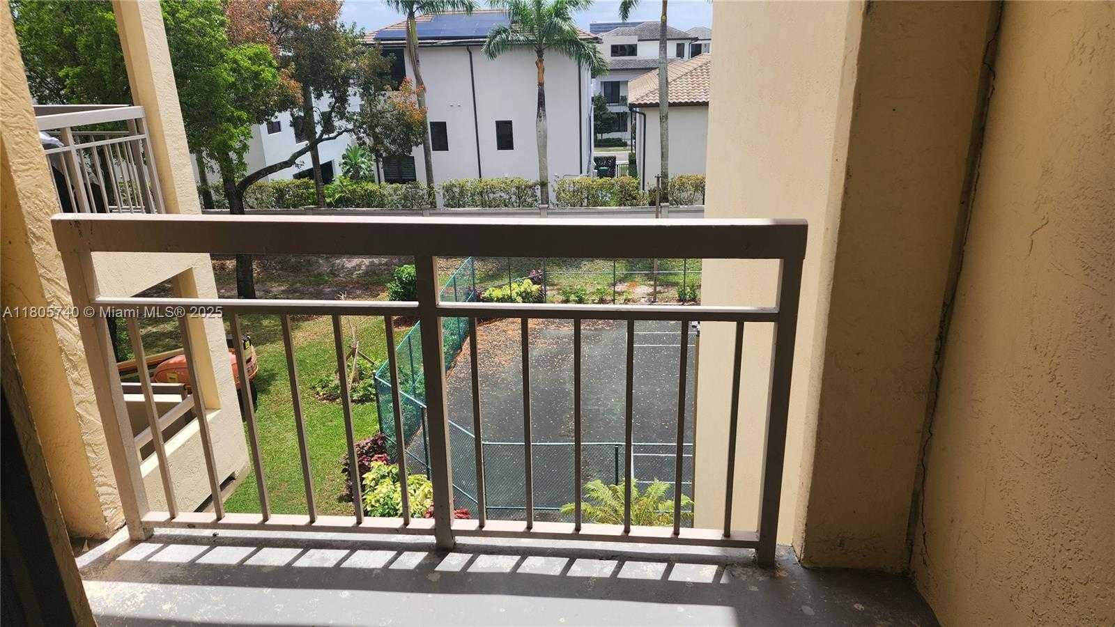 Small Image of 8290 LAKE DR #405, Doral Number 14