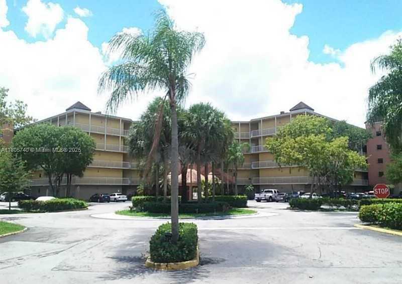 Small Image of 8290 LAKE DR #405, Doral Number 15