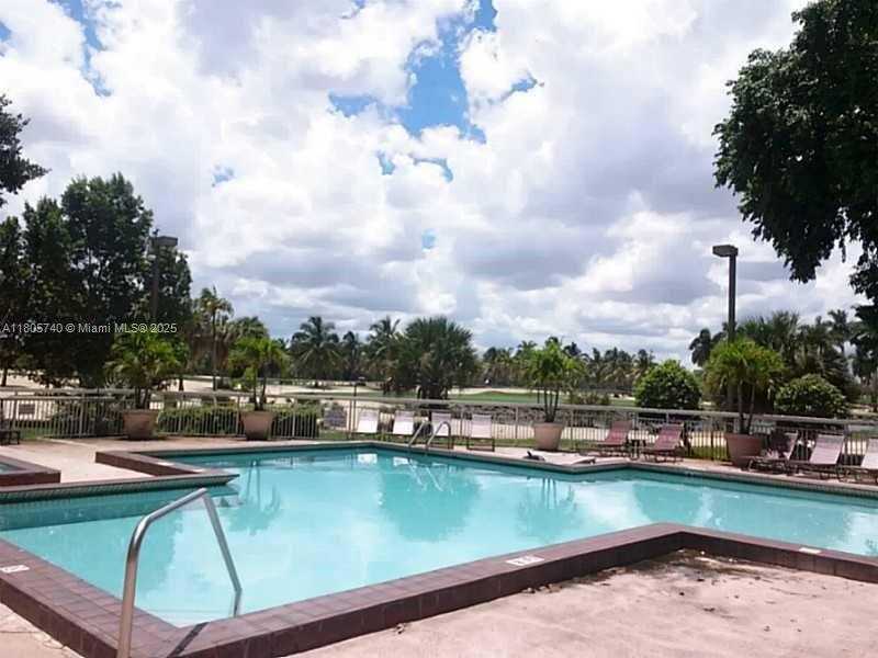 Small Image of 8290 LAKE DR #405, Doral Number 17