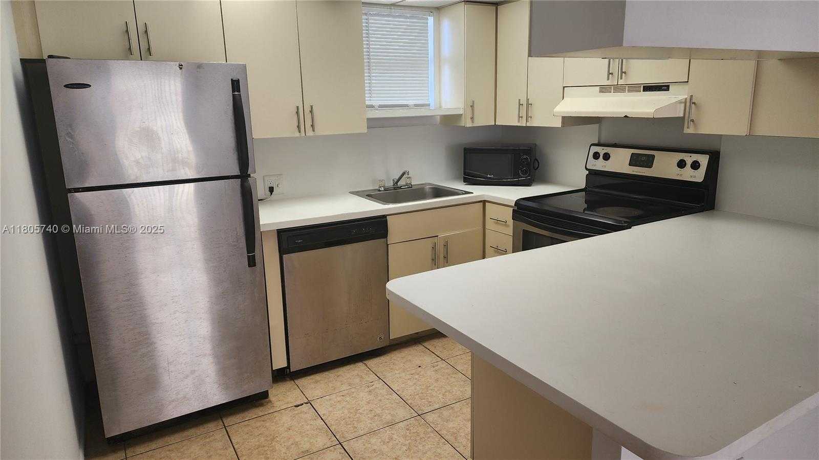 Small Image of 8290 LAKE DR #405, Doral Number 2