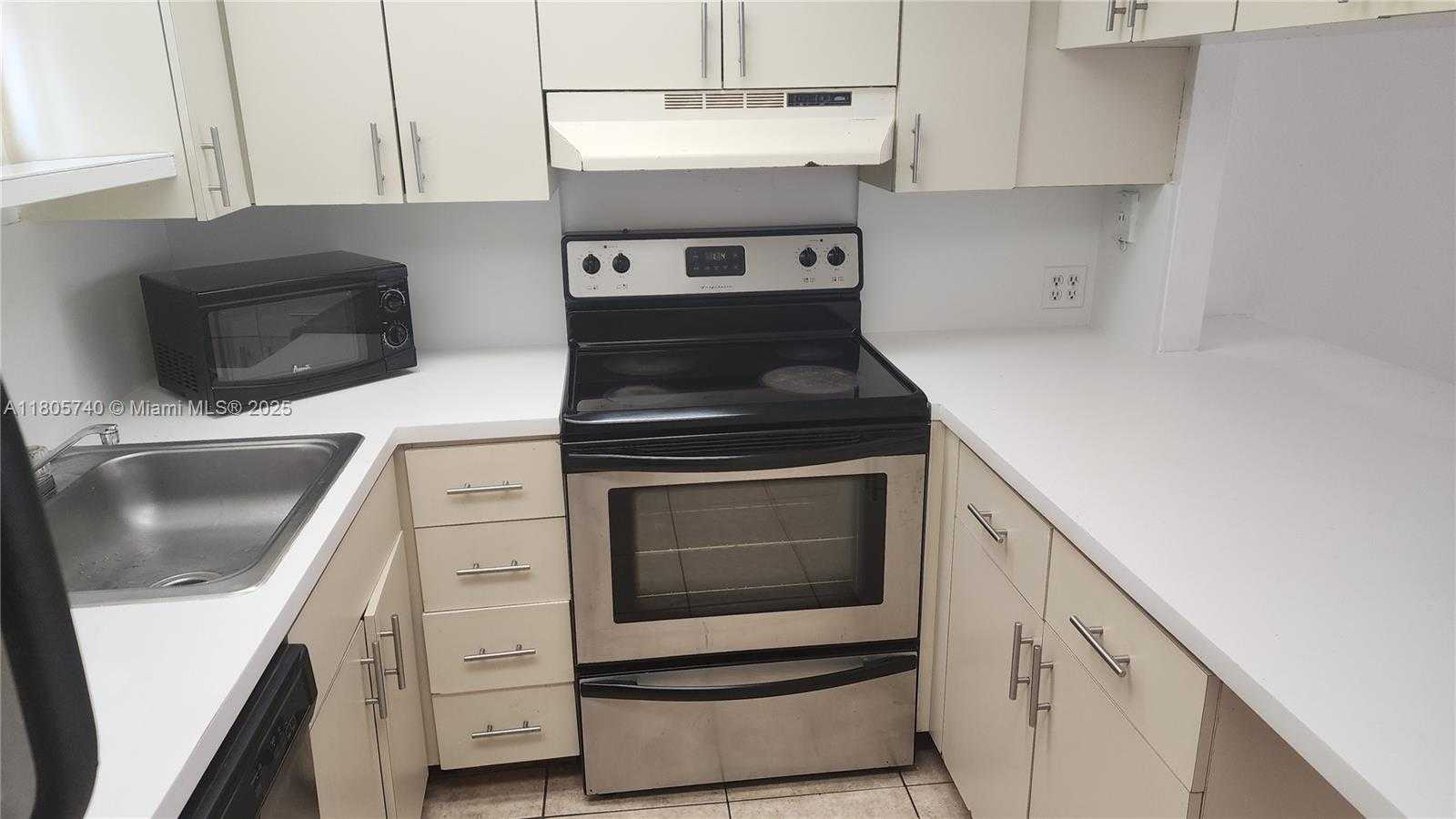 Small Image of 8290 LAKE DR #405, Doral Number 3