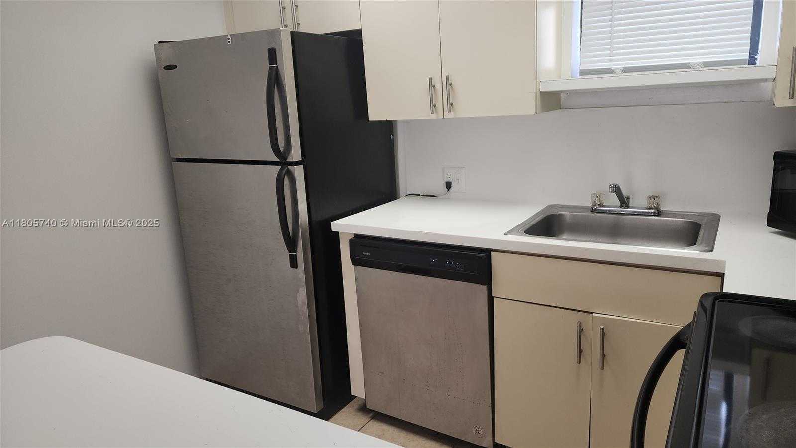Small Image of 8290 LAKE DR #405, Doral Number 4