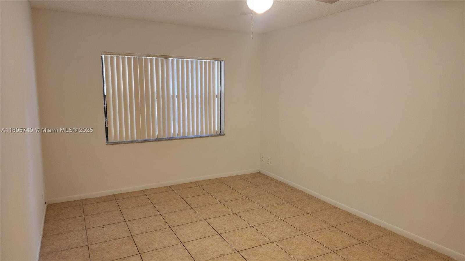 Small Image of 8290 LAKE DR #405, Doral Number 5