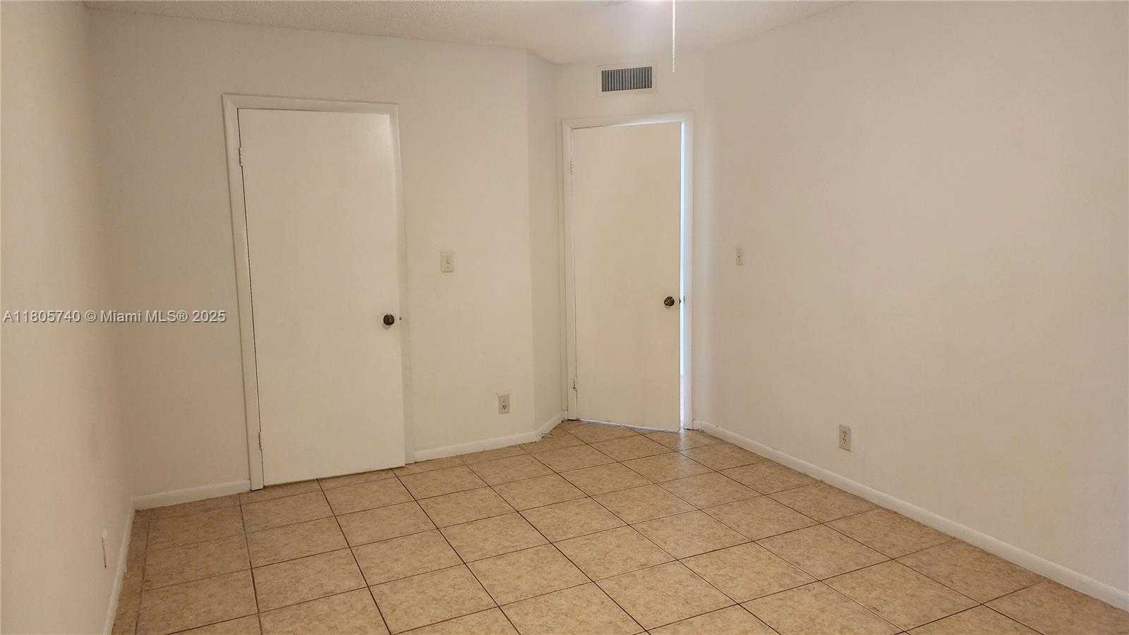 Small Image of 8290 LAKE DR #405, Doral Number 6