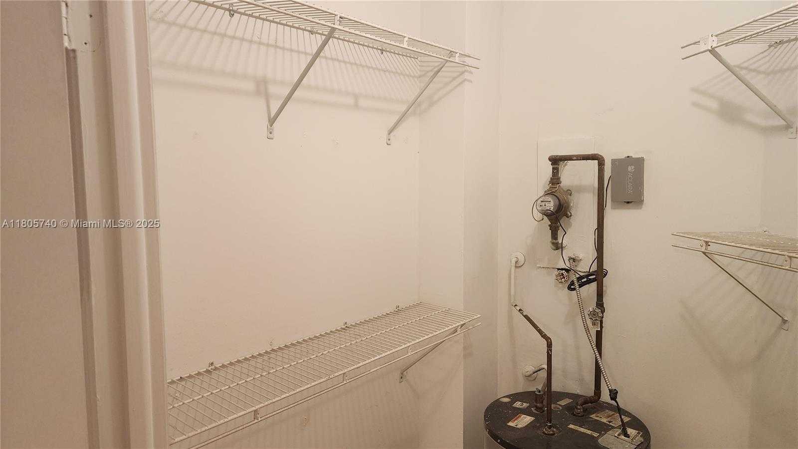 Small Image of 8290 LAKE DR #405, Doral Number 7