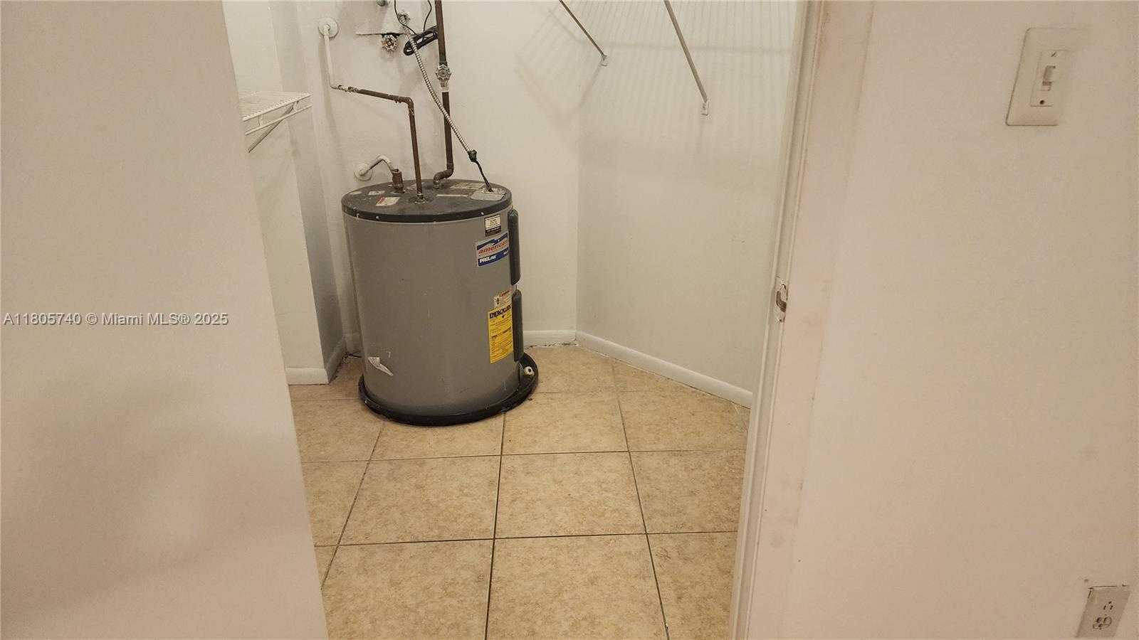 Small Image of 8290 LAKE DR #405, Doral Number 9