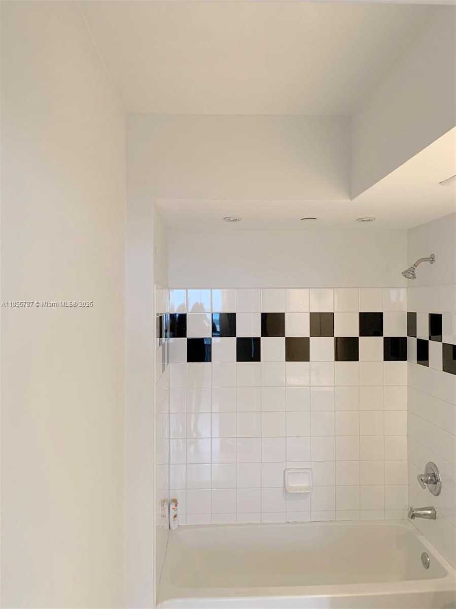 Small Image of 1330 WEST AVE #2207, Miami Beach Number 12