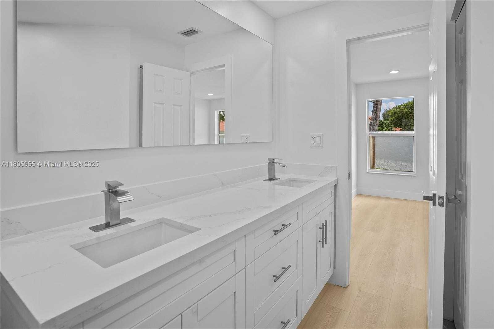 Small Image of 9354 ARBORWOOD CIR #9354, Davie Number 11