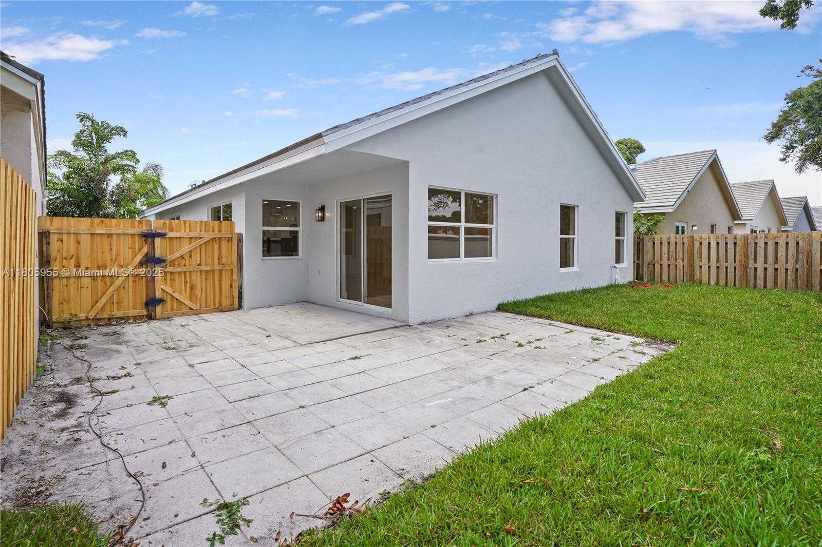 Small Image of 9354 ARBORWOOD CIR #9354, Davie Number 18