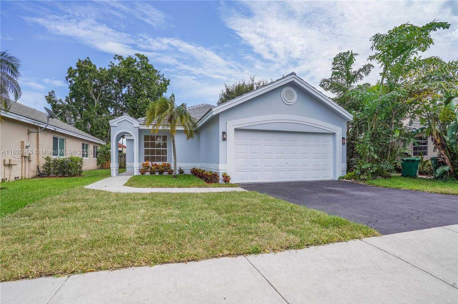 Small Image of 9354 ARBORWOOD CIR #9354, Davie Number 3
