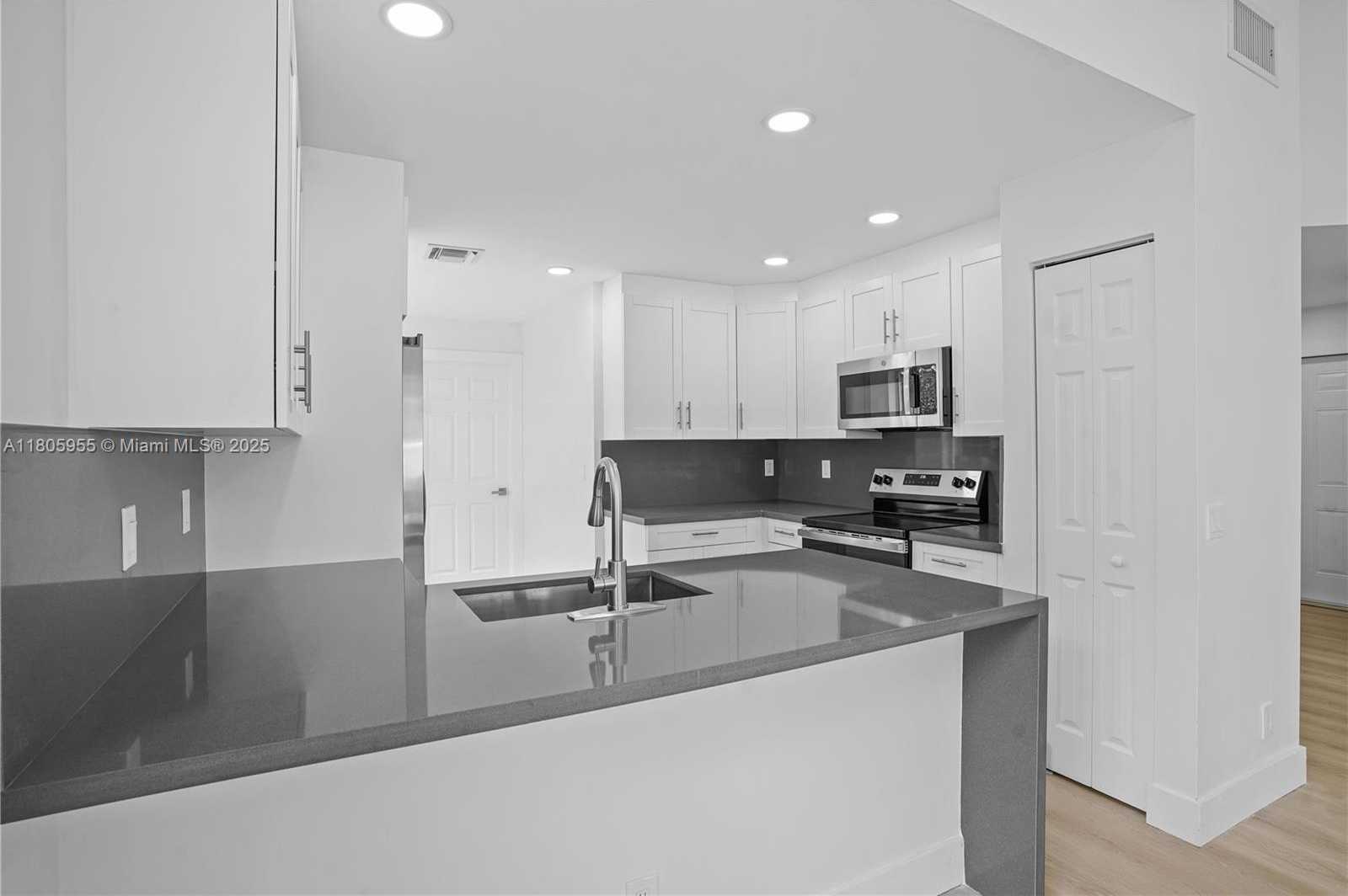 Small Image of 9354 ARBORWOOD CIR #9354, Davie Number 5