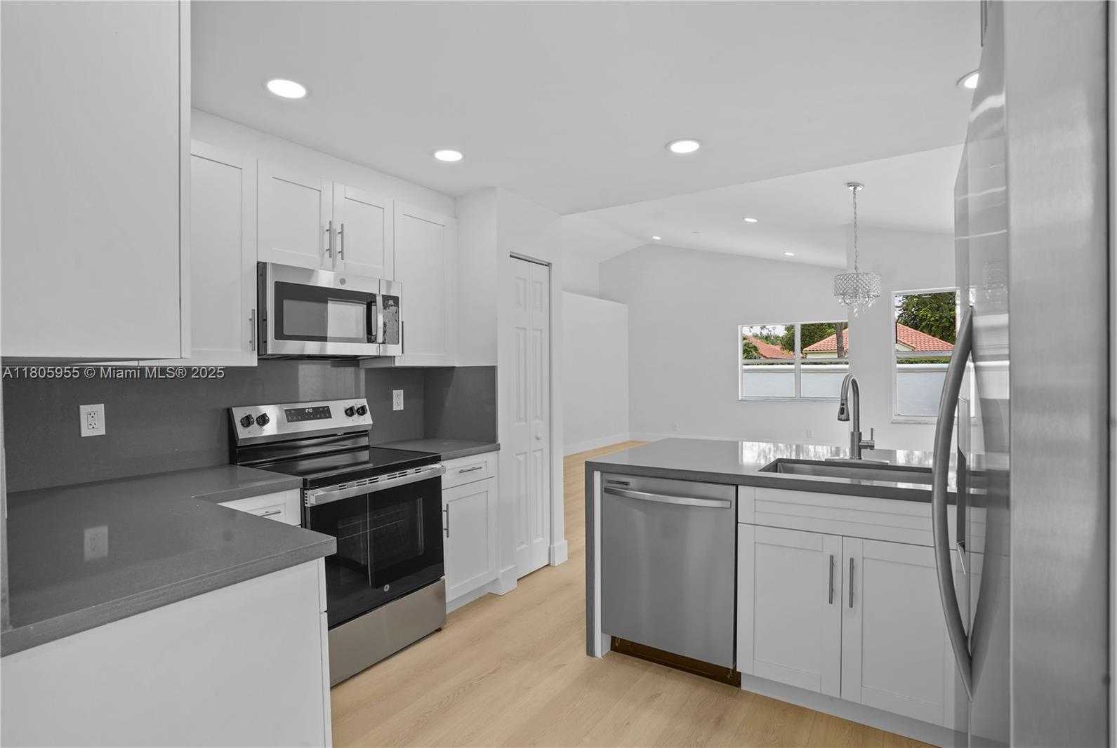 Small Image of 9354 ARBORWOOD CIR #9354, Davie Number 6
