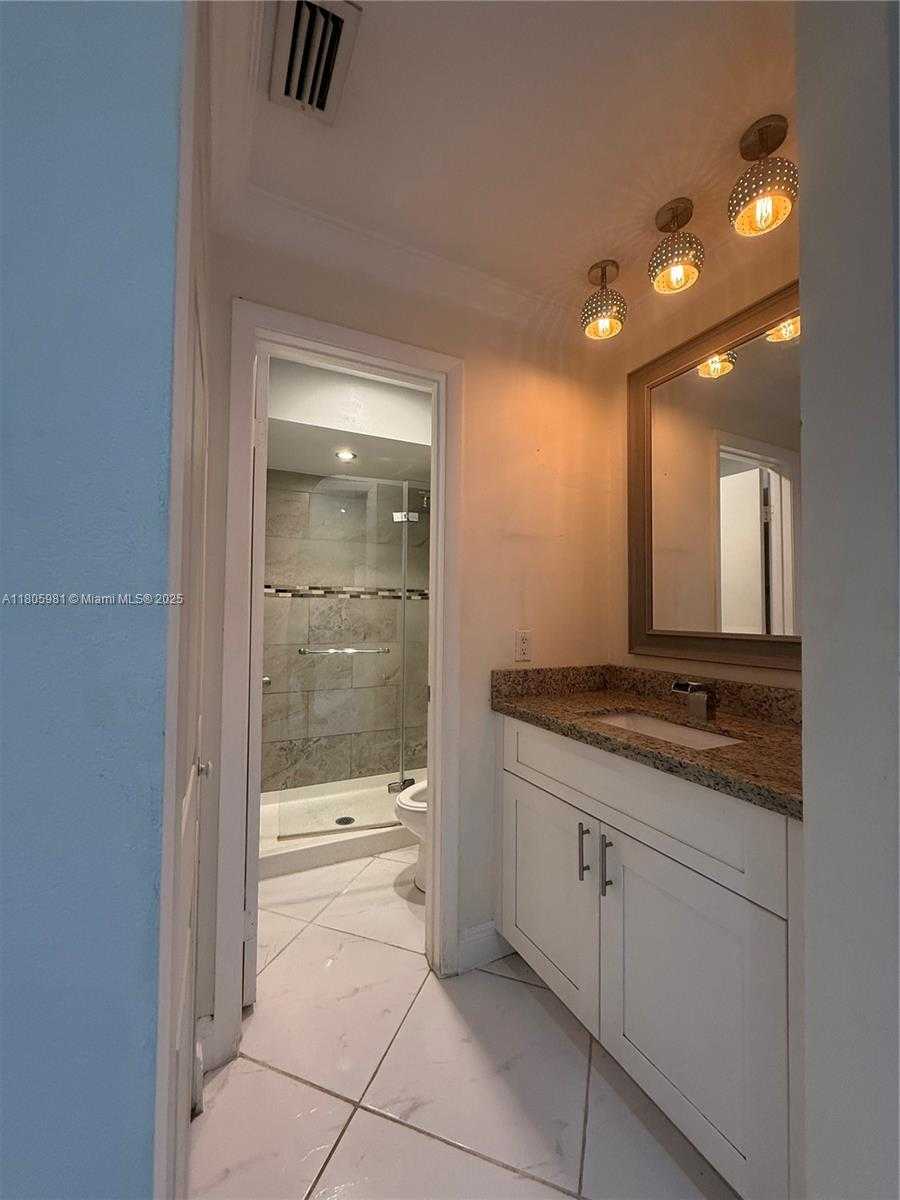 Small Image of 17268 NORTH WEST 60TH CT, Hialeah Number 10