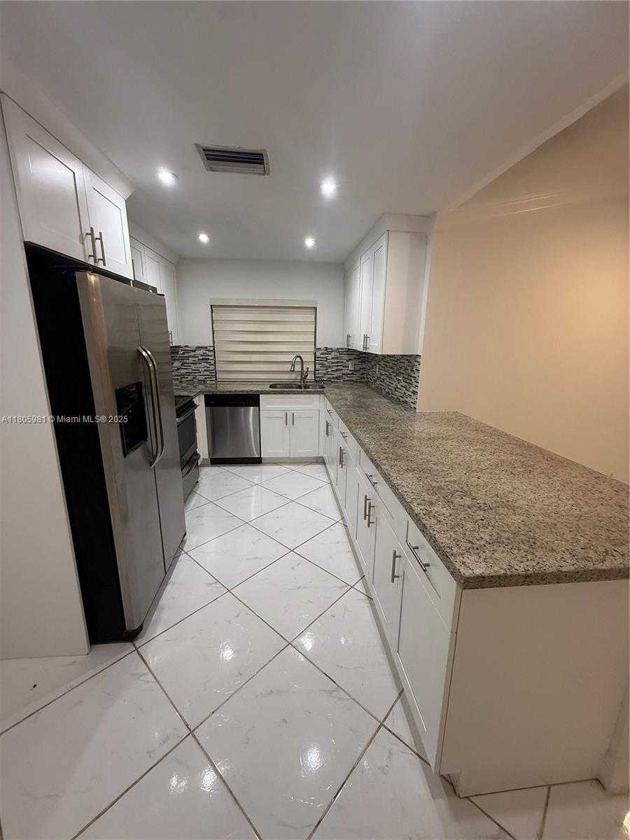 Small Image of 17268 NORTH WEST 60TH CT, Hialeah Number 7