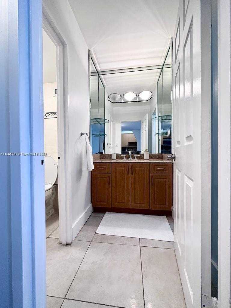 Small Image of 100 LINCOLN RD #1212, Miami Beach Number 3
