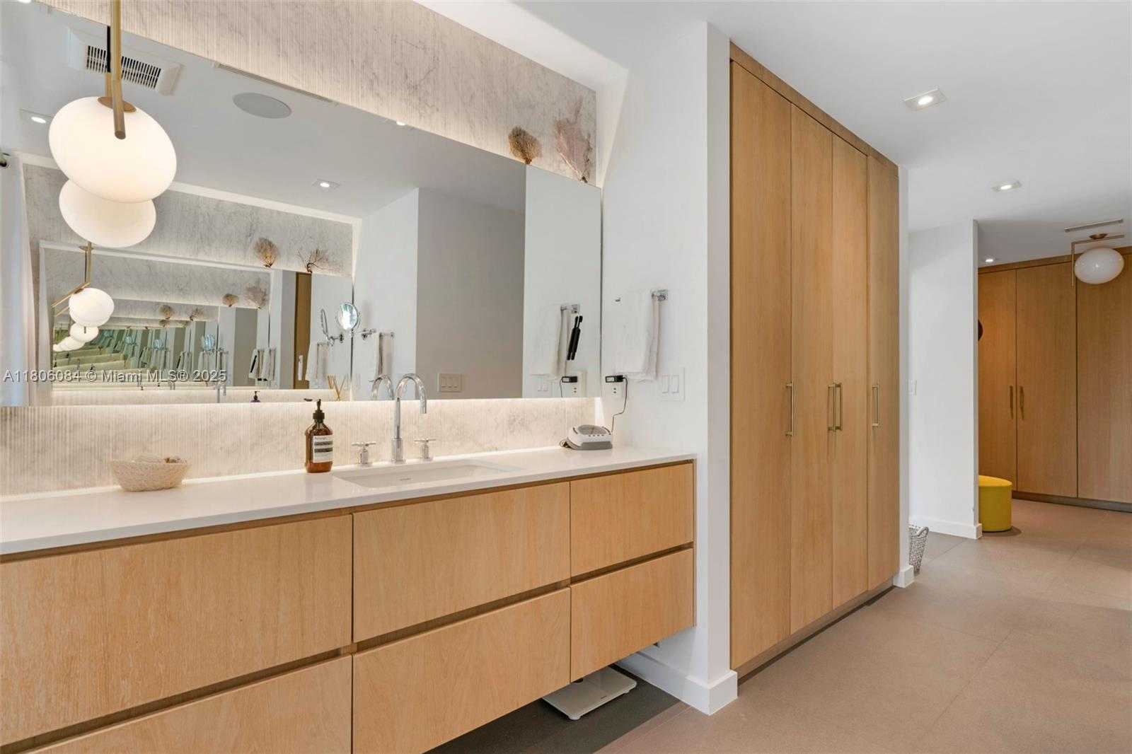 Small Image of 250 KNOLLWOOD DR, Key Biscayne Number 31