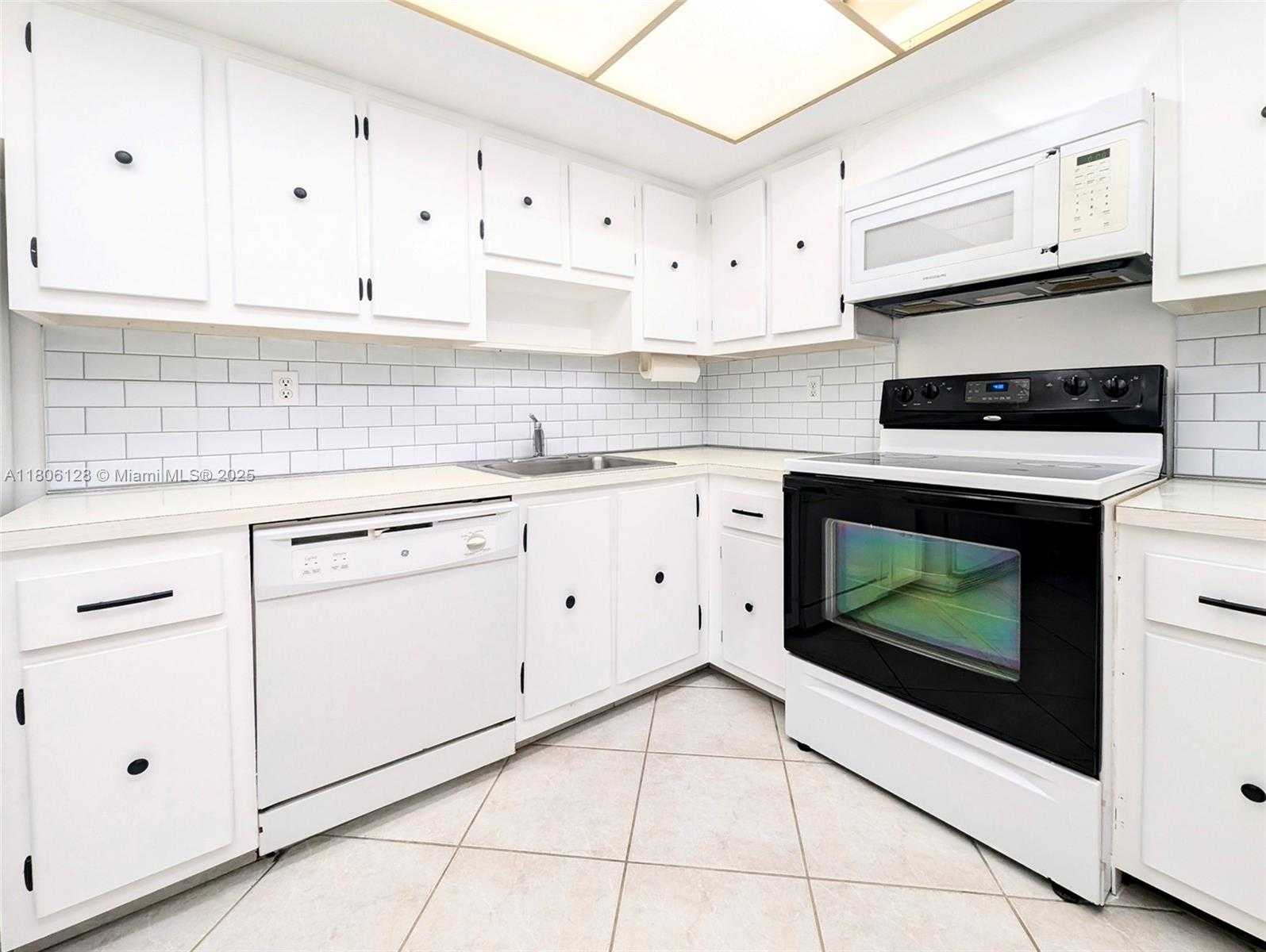 Small Image of 18011 BISCAYNE BLVD #803, Aventura Number 11