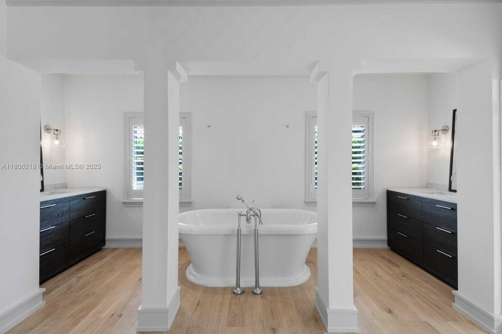 Small Image of 610 REINANTE AVE, Coral Gables Number 10