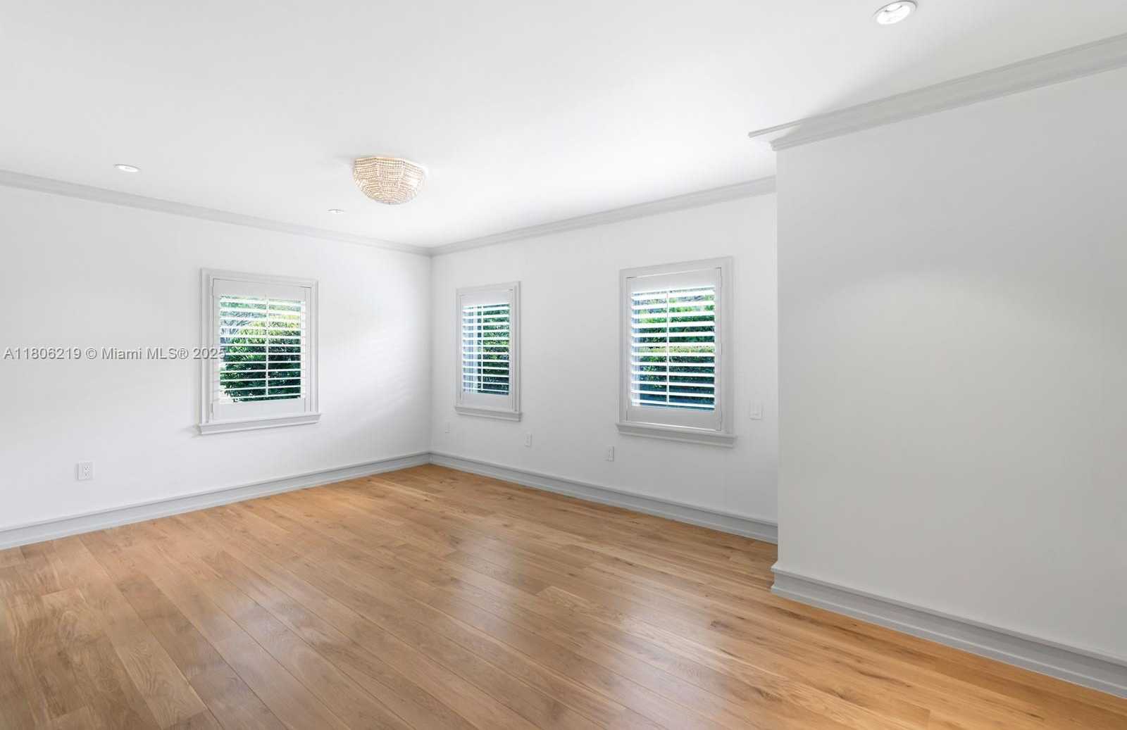 Small Image of 610 REINANTE AVE, Coral Gables Number 11