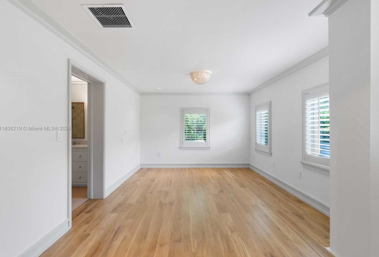 Small Image of 610 REINANTE AVE, Coral Gables Number 13