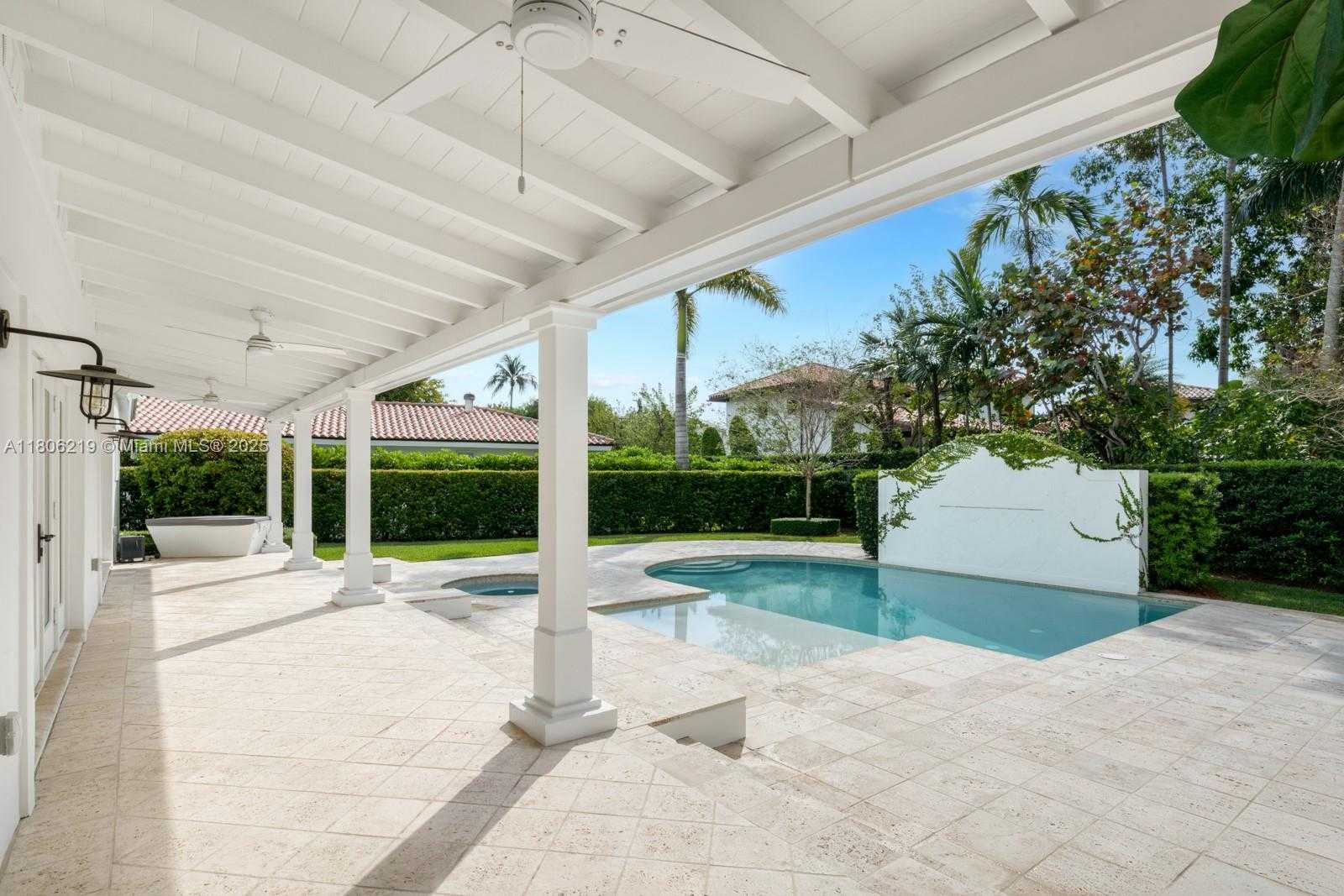Small Image of 610 REINANTE AVE, Coral Gables Number 17