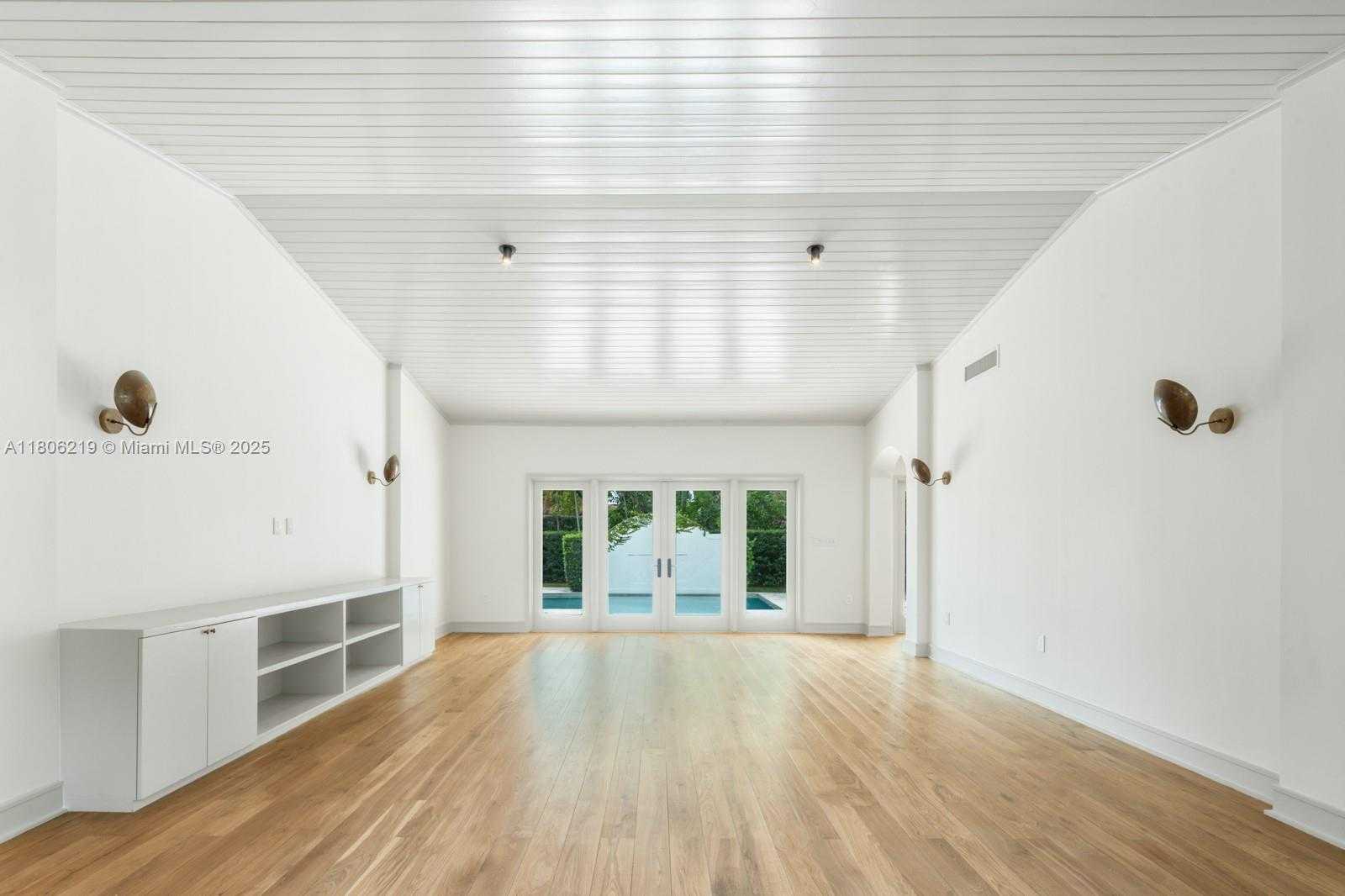Small Image of 610 REINANTE AVE, Coral Gables Number 2