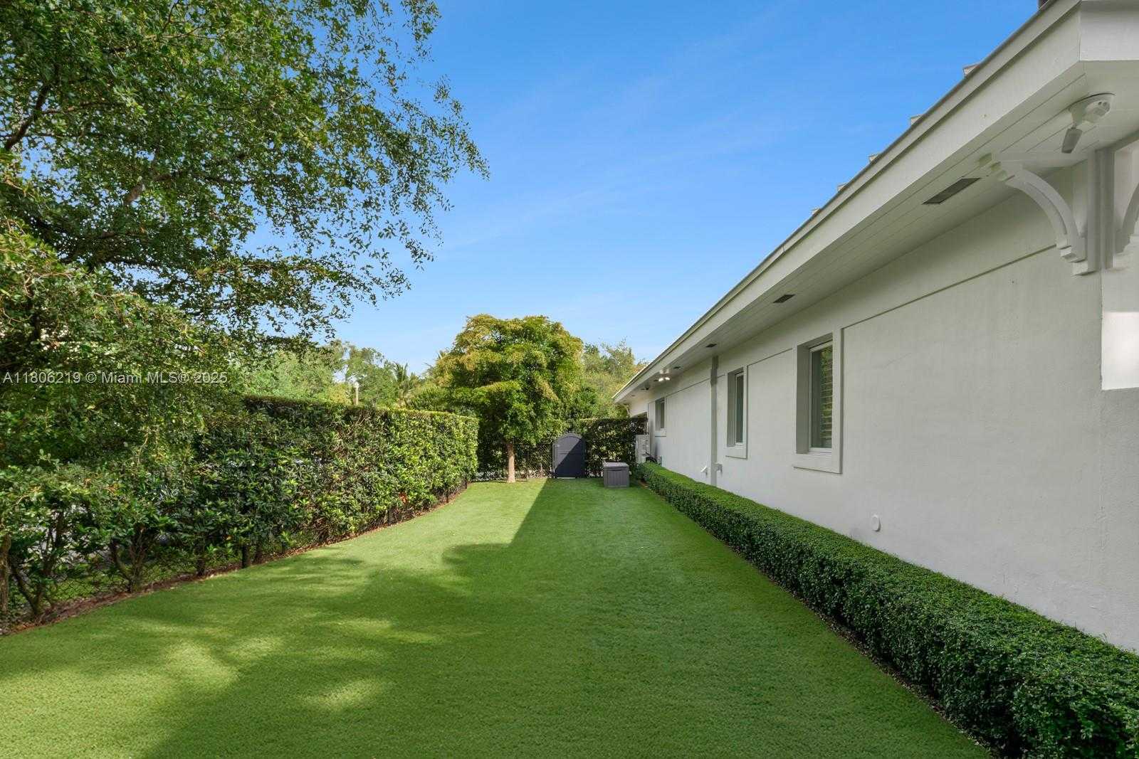 Small Image of 610 REINANTE AVE, Coral Gables Number 23