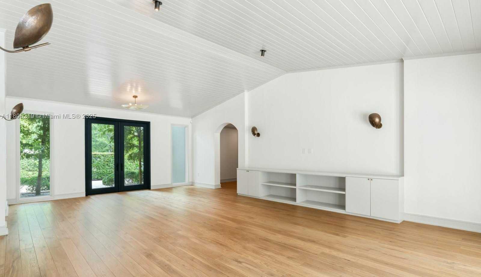 Small Image of 610 REINANTE AVE, Coral Gables Number 3