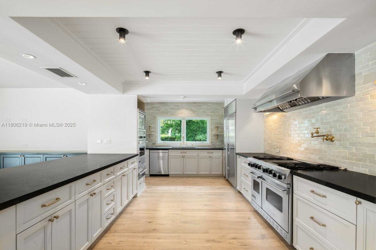 Small Image of 610 REINANTE AVE, Coral Gables Number 5