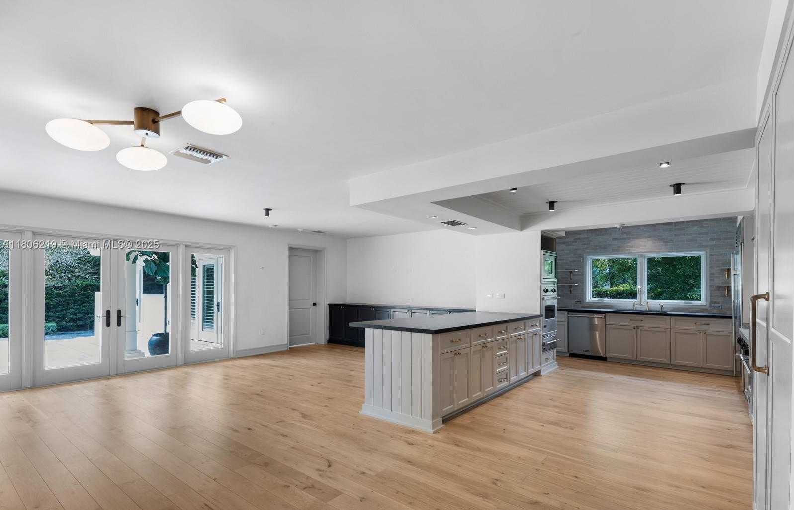 Small Image of 610 REINANTE AVE, Coral Gables Number 6