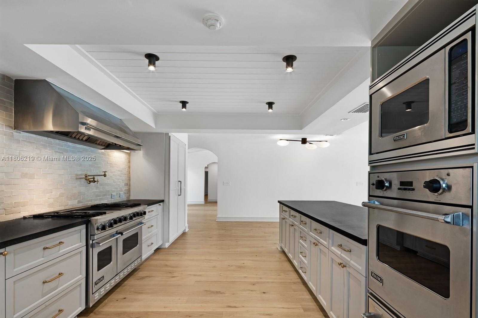 Small Image of 610 REINANTE AVE, Coral Gables Number 7