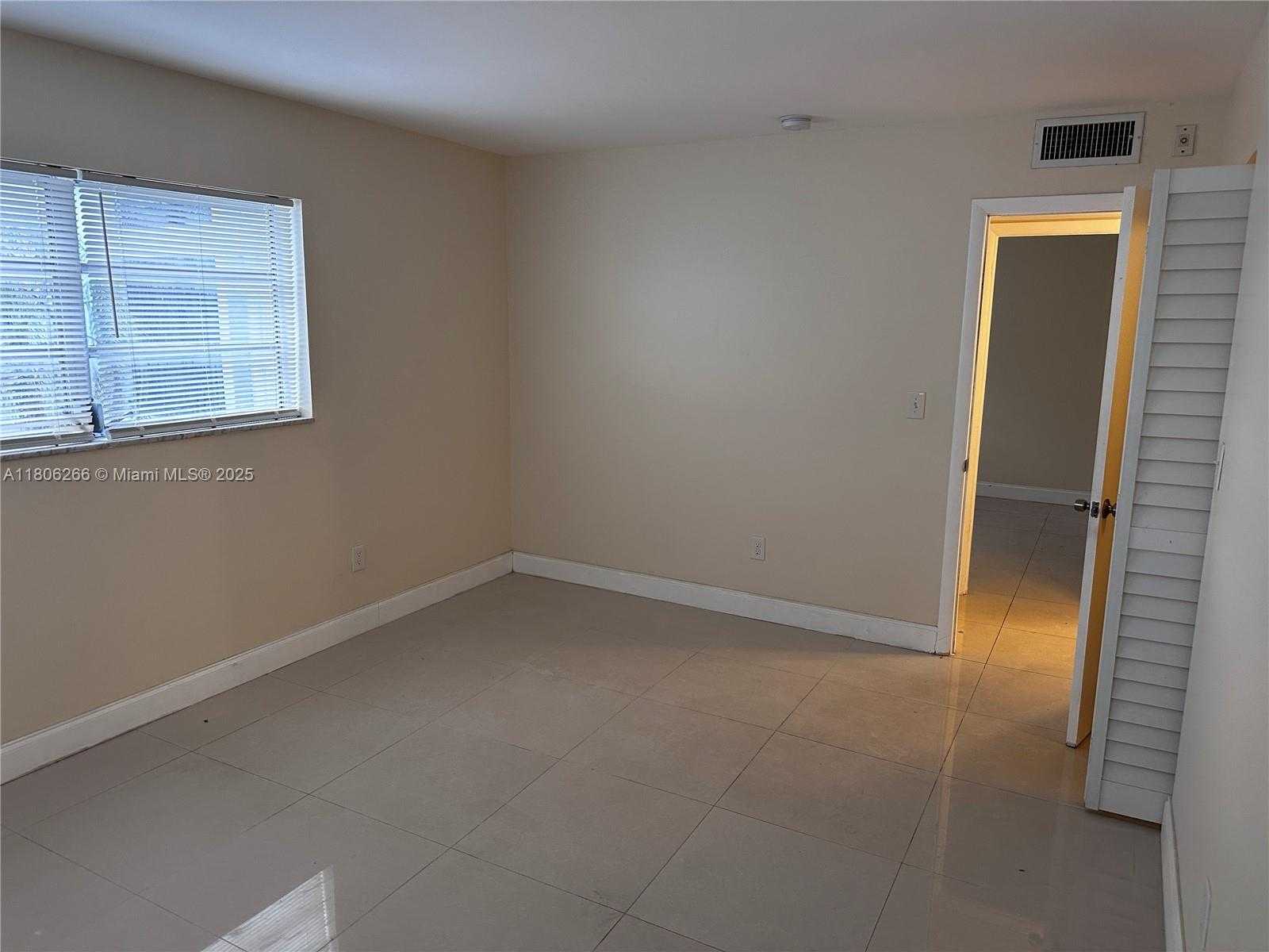 Small Image of 15201 #C208, Miami Number 8