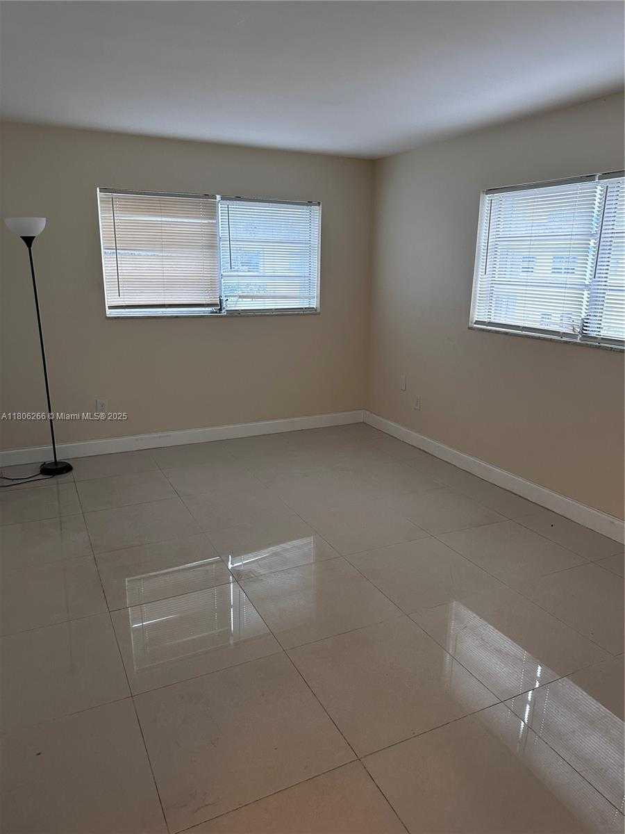 Small Image of 15201 #C208, Miami Number 9