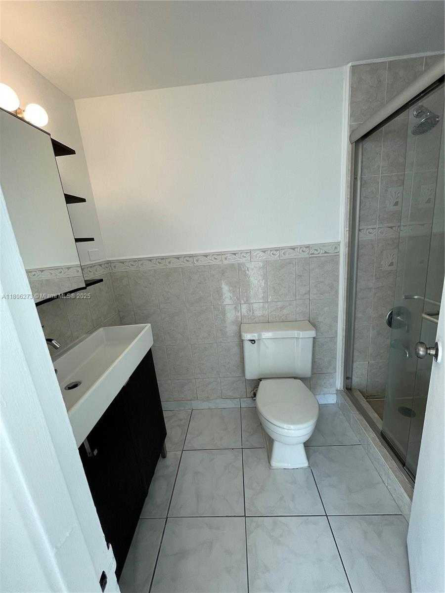 Small Image of 17560 ATLANTIC BLVD #411, Sunny Isles Beach Number 14