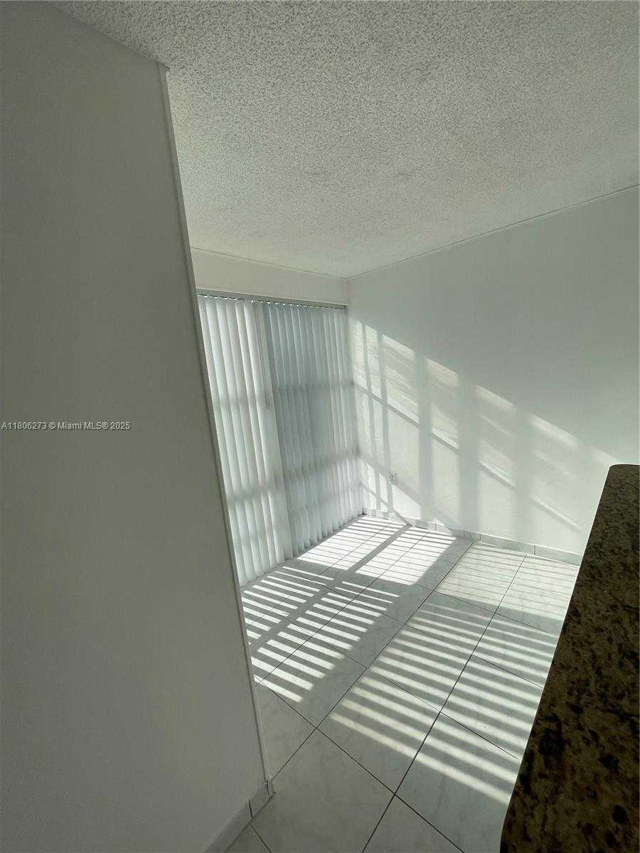 Small Image of 17560 ATLANTIC BLVD #411, Sunny Isles Beach Number 7