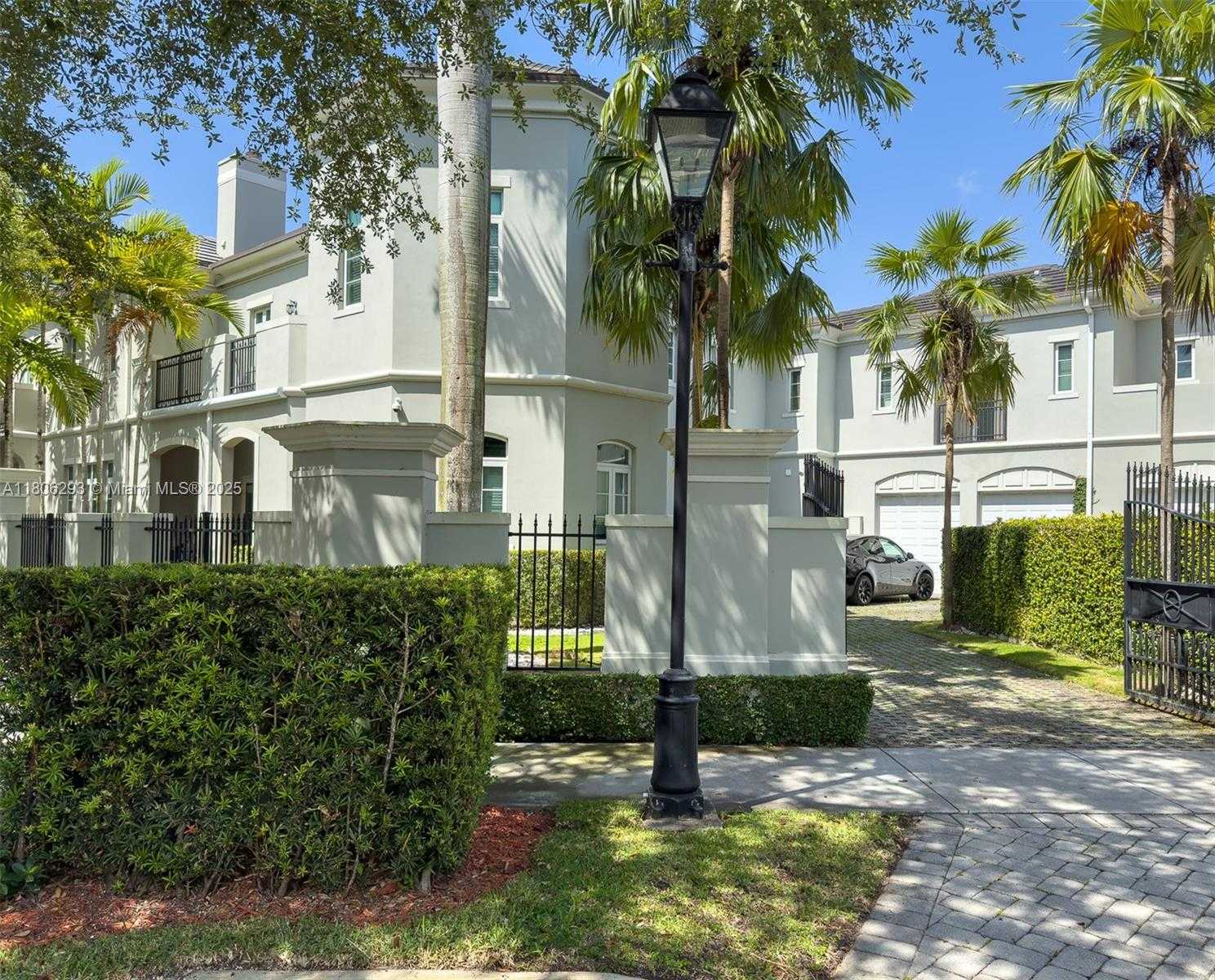 Small Image of 10170 SOUTH WEST 75TH PL, Pinecrest Number 4