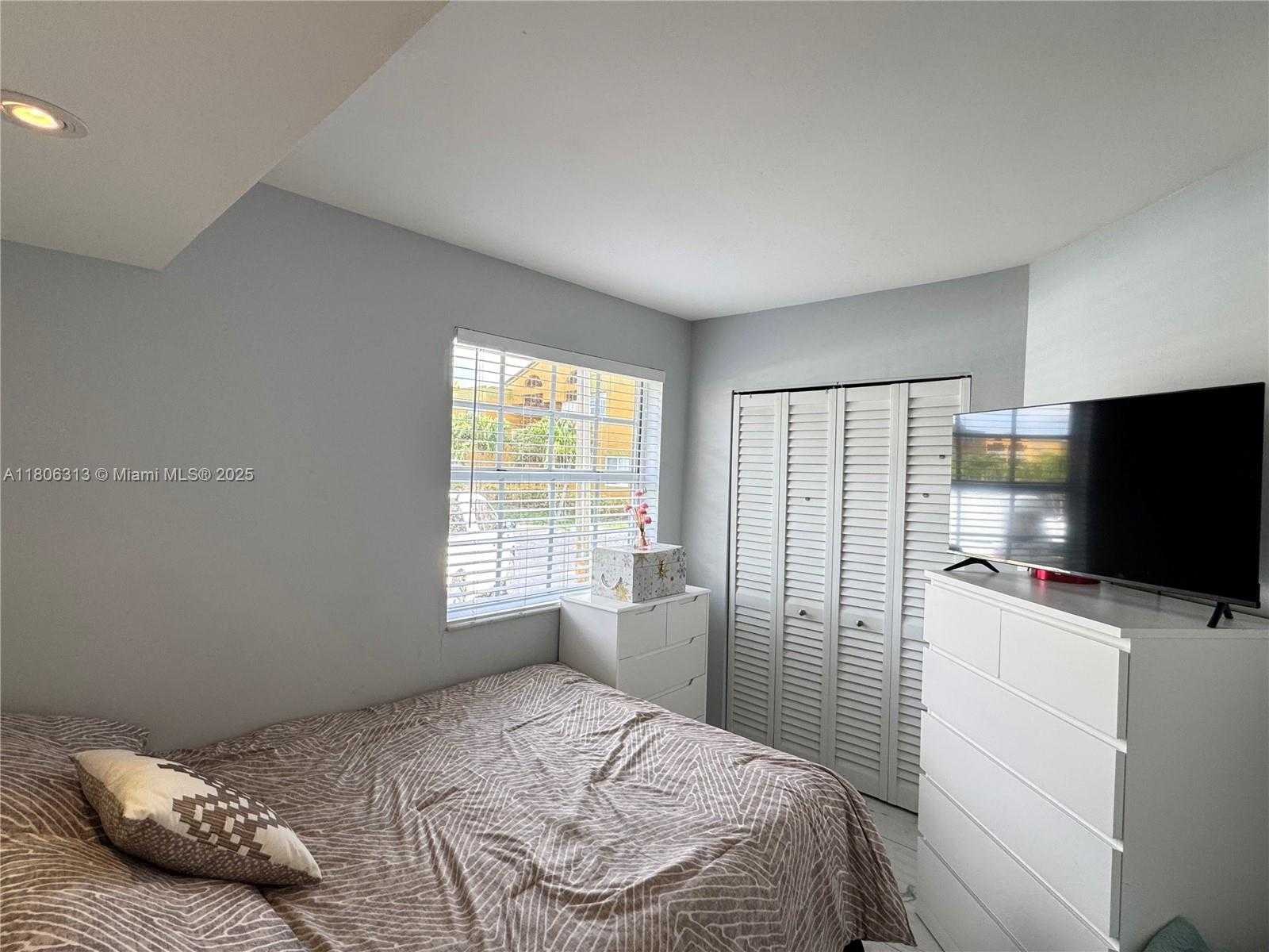 Small Image of 9701 FONTAINEBLEAU BLVD #C104, Miami Number 13