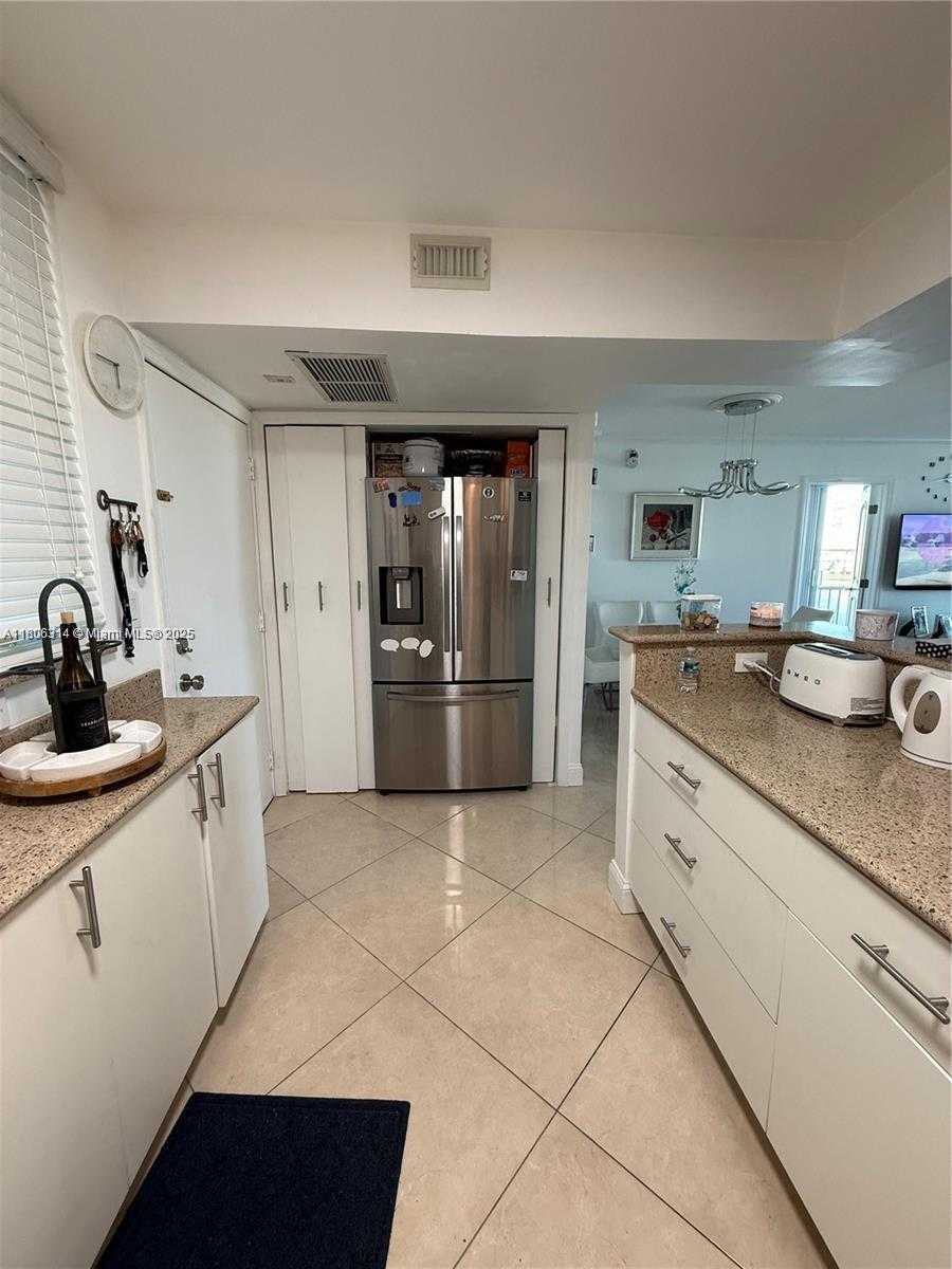 Small Image of 2859 LEONARD #G401, Aventura Number 10