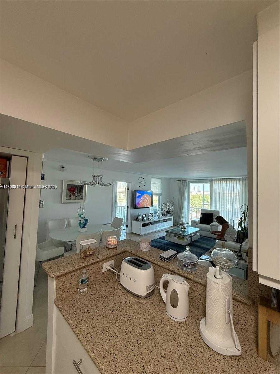 Small Image of 2859 LEONARD #G401, Aventura Number 11
