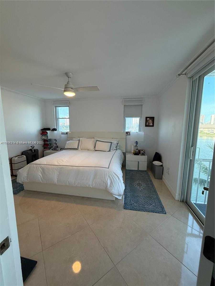 Small Image of 2859 LEONARD #G401, Aventura Number 12