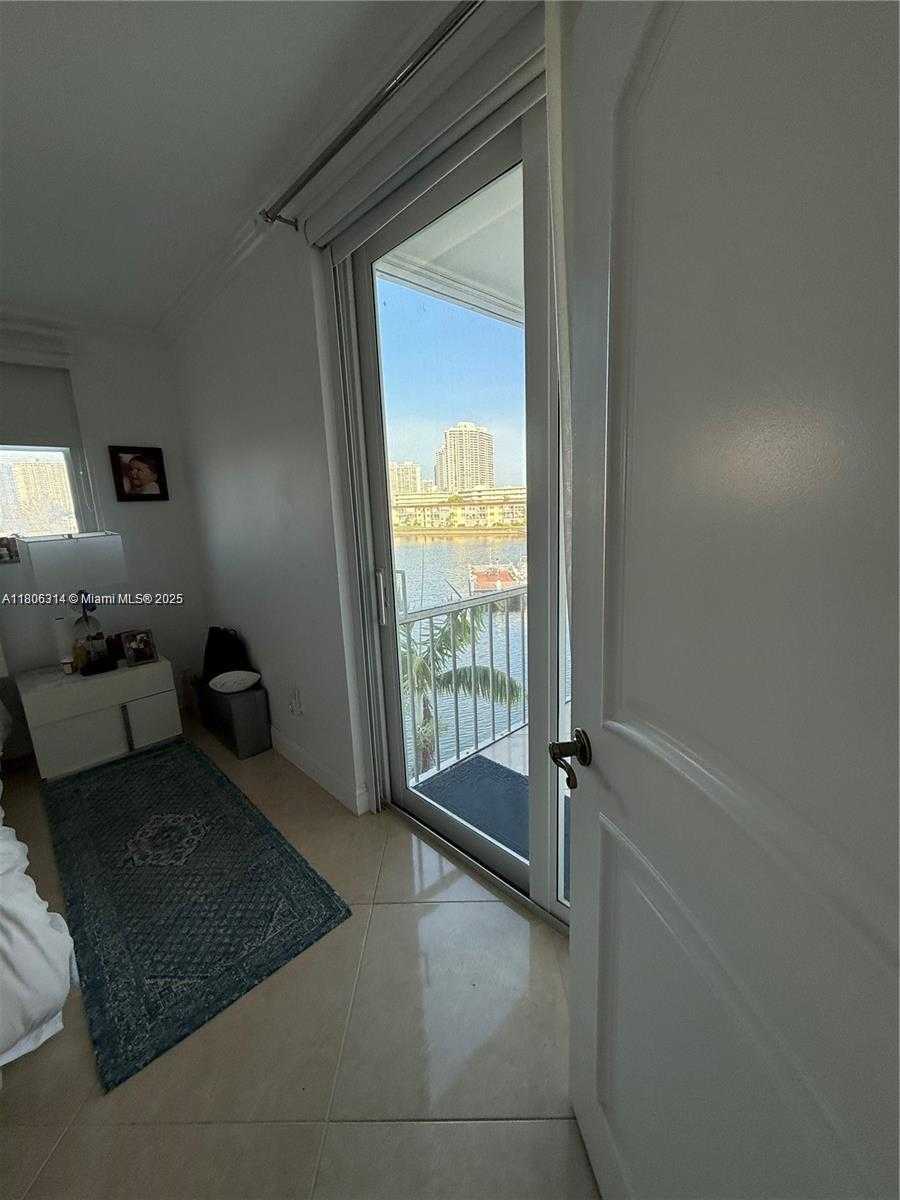 Small Image of 2859 LEONARD #G401, Aventura Number 13