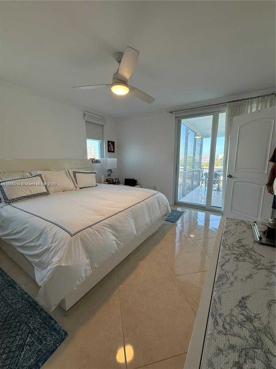 Small Image of 2859 LEONARD #G401, Aventura Number 15