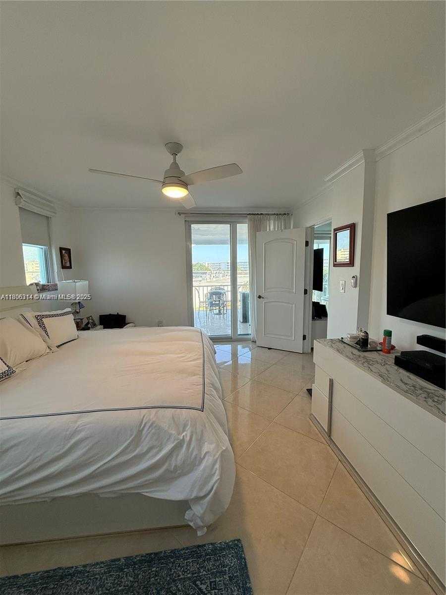 Small Image of 2859 LEONARD #G401, Aventura Number 16