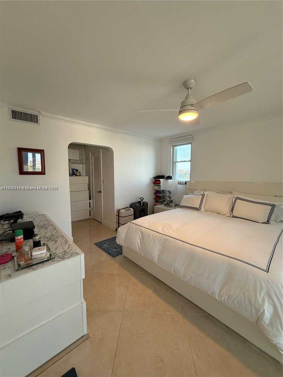 Small Image of 2859 LEONARD #G401, Aventura Number 17