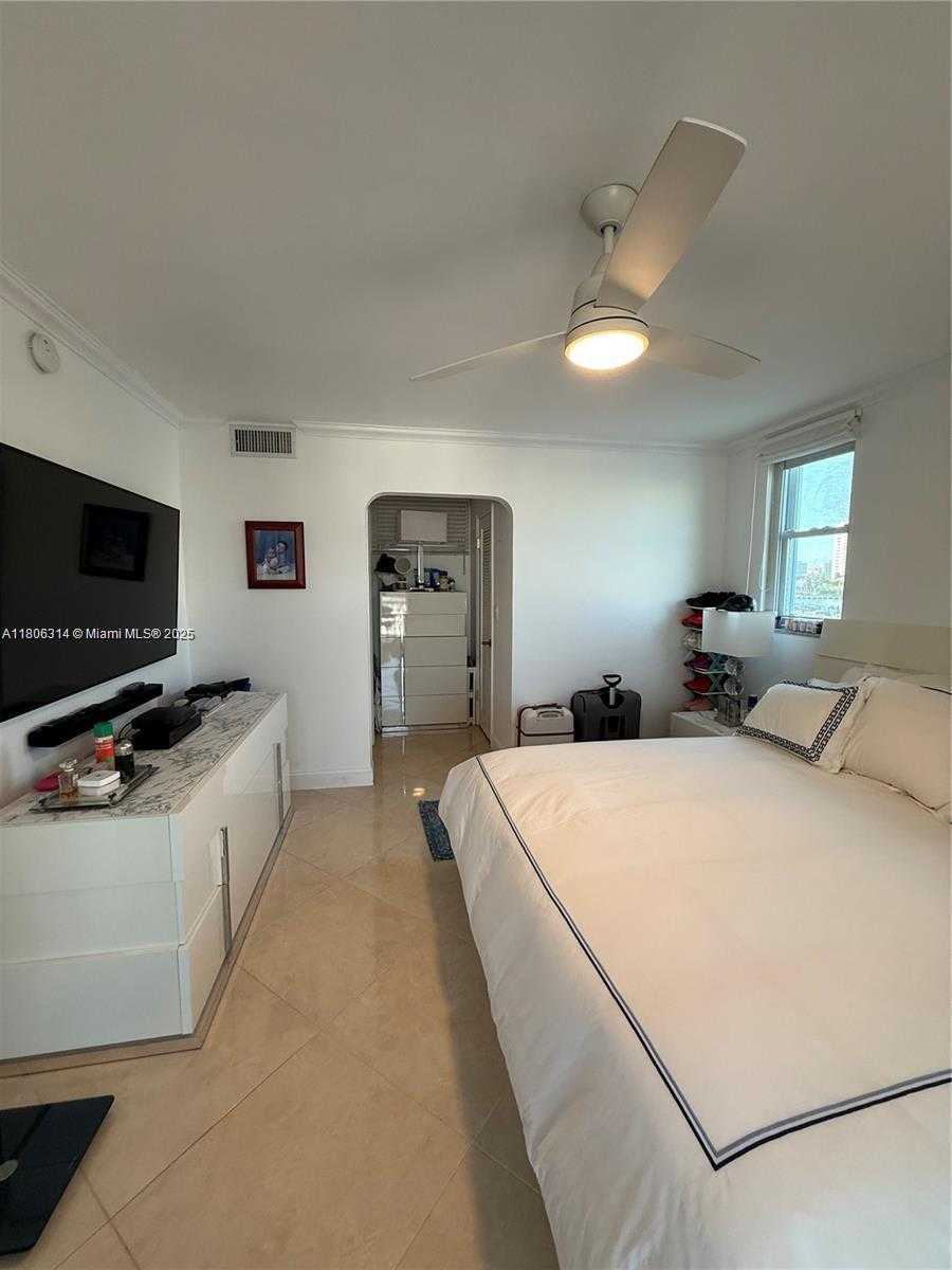 Small Image of 2859 LEONARD #G401, Aventura Number 18