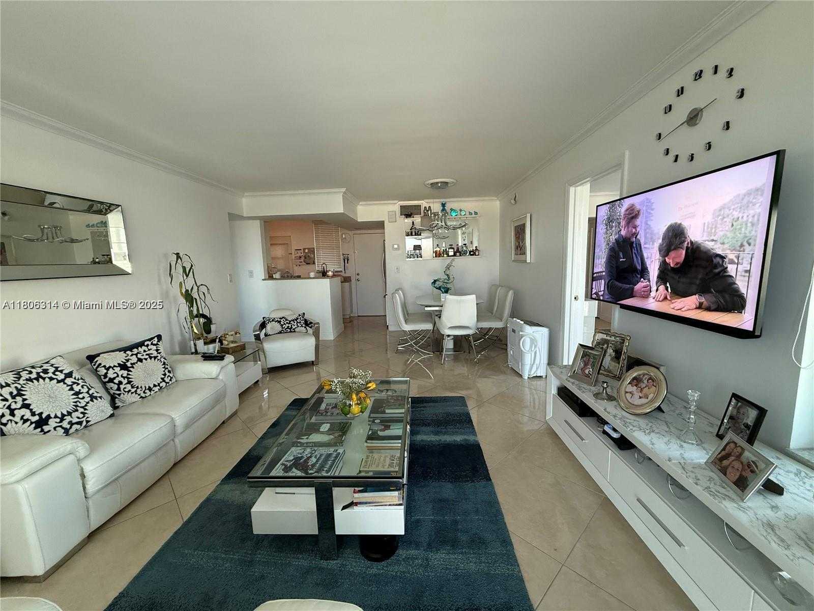 Small Image of 2859 LEONARD #G401, Aventura Number 2