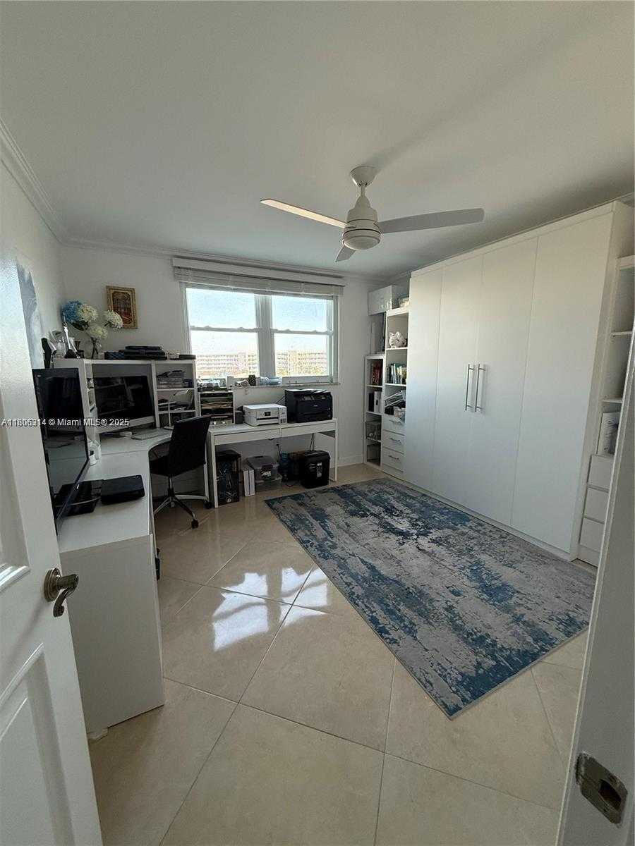 Small Image of 2859 LEONARD #G401, Aventura Number 21